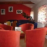 Red Deer 3*