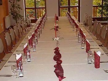 Red Deer 3*